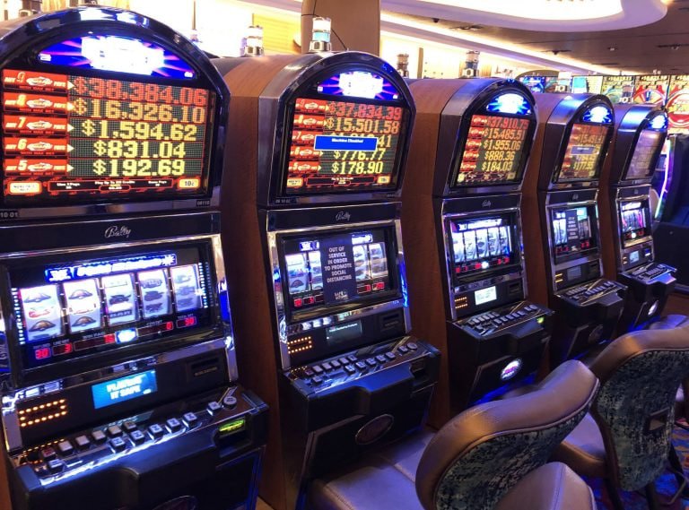 Live casino dealer table at jljl44 with baccarat and roulette games